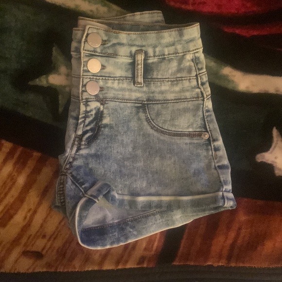 Light blue wash stretchy high waisted booty shorts - Picture 4 of 4